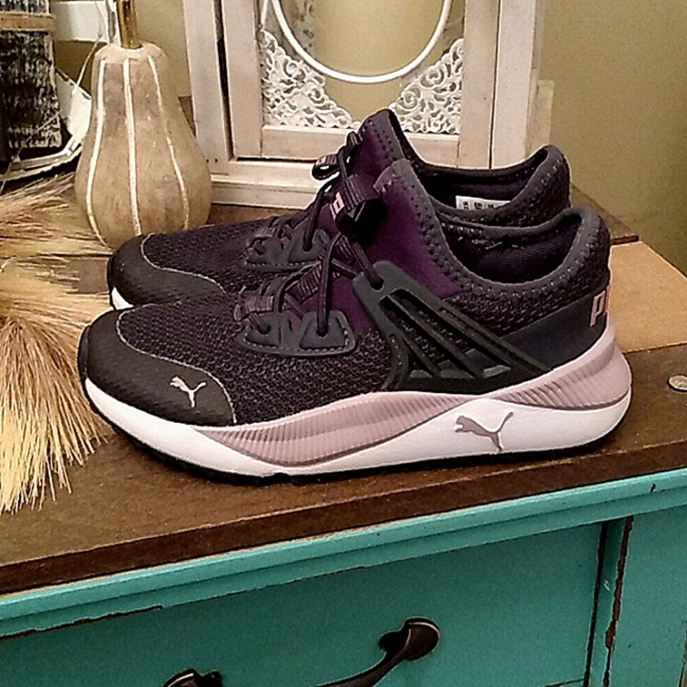 Euc, Girl's Puma sneakers
